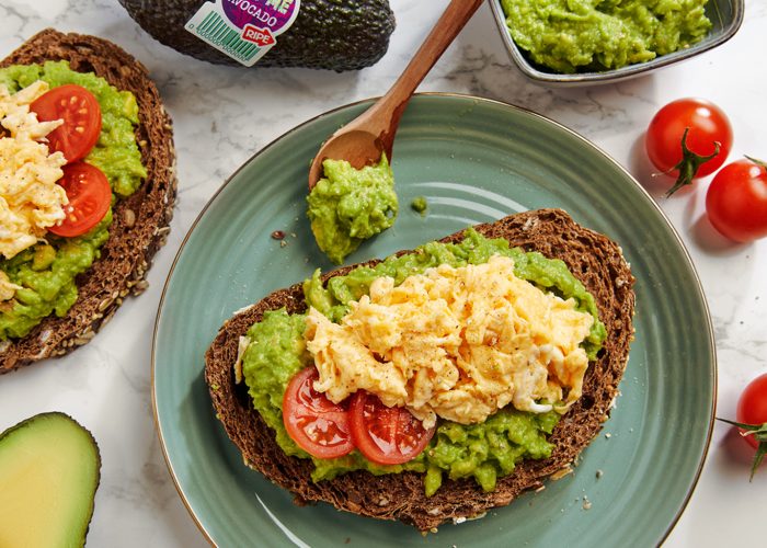 avocado-toast-met-roerei-en-avocado
